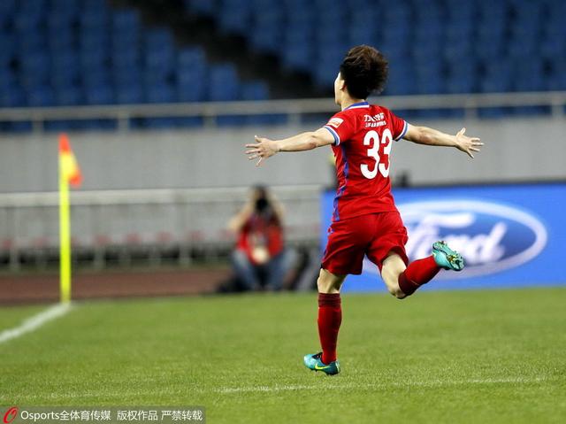 他们怎么会给万龙殿这么大面积的土地？万破军淡然道：这是我与他们达成的条件，我帮他们扫平反对武装，他们给我提供所需要的土地以及一切便利，一百平方公里的土地使用权，放在发达地区确实不可能，但在那种鸟不拉屎的地方，翻十倍也不算什么，而且对他们来说，与万龙殿长期合作，万龙殿也会协助他们维持稳定，大家各取所需，互助双赢。